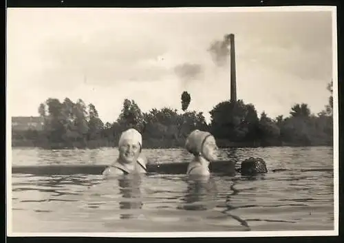 Fotografie Damen beim Schwimmen im Wasser fotografiert