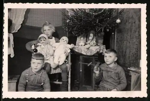 Fotografie Weihnachten, Knaben mit Spielzeug & Mädchen mit Puppe vor Weihnachtsbaum