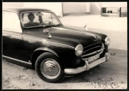 Fotografie Auto Peugeot, schwarzer PKW auf Staubpiste