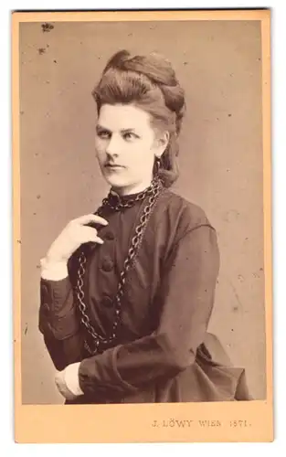 Fotografie J. Löwy, Wien, Portrait Elsa Szechenyi im dunklen Kleid mit grossgliedriger Kette