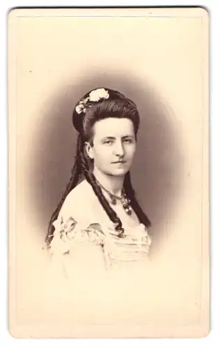 Fotografie Julius Ciere, Hannover, Portrait Frau von Vaerst im schulterfreien Kleid mit Korkenzieherlocken, 1869