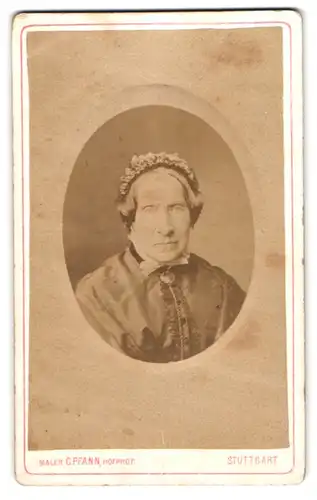 Fotografie C. Pfann, Stuttgart, Portrait Lady Whateley im höheren Alter mit Haube