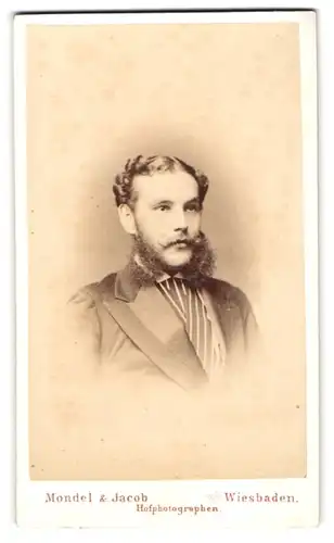 Fotografie Mondel & Jacob, Wiesbaden, Portrait Hauptmann von Freyhold im Anzug mit Backenbart, 1875