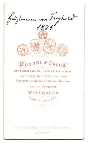 Fotografie Mondel & Jacob, Wiesbaden, Portrait Hauptmann von Freyhold im Anzug mit Backenbart, 1875