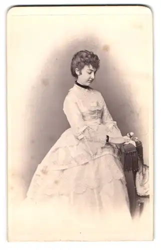 Fotografie Hanns Hanfstaengl, Dresden, Portrait Frl. Marianne von Roebel im weissen Kleid mit Verlobungsring, 1871