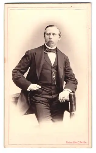 Fotografie Heinr. Graf, Berlin, Portrait Herr R. von Krause im Anzug mit Fliege, 1871