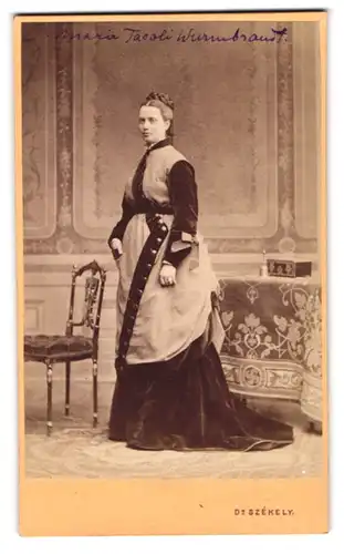 Fotografie Dr. Szekely, Wien, Portrait Gräfin Maria Tacoli-Wurmbrand im Samtkleid posiert im Atelier
