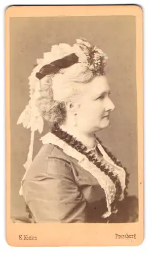 Fotografie E. Kozicis, Pressburg, Portrait Gräfin Paulina Zichy d`Orsay im Kleid mit Kopfschmuck
