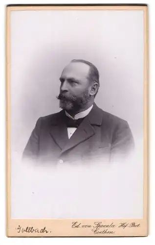 Fotografie Ed. von Spoenla, Coethen, Portrait Post Direktor Gollbach aus Cöthen im Anzug mit Vollbart, 1898