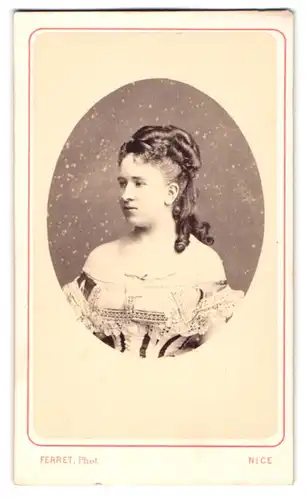 Fotografie Ferret, Nice, Portrait Theresia Josepha Edle von Rogister / Recum, 1. Frau des Baron von Recum, 1868