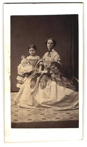 Fotografie Carl von Jagemann, Wien, Portrait Jane Pallavicini mit ihrer Nichte Marie im weiten Kleid und mit Puppe