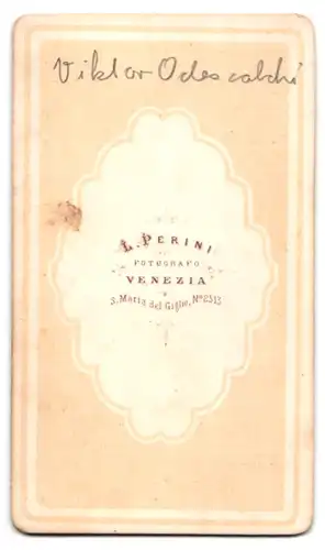 Fotografie L. Perini, Venezia, Portrait Graf Victor Odescalchi im Anzug mit Backenbart und Zigarre im Mund