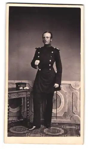 Fotografie unbekannter Fotograf und Ort, Soldat in Uniform mit Epauletten und Säbel posiert im Atelier, 1860