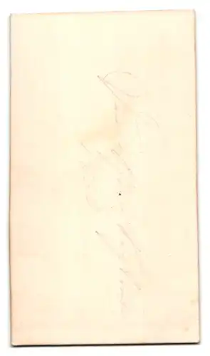 Fotografie unbekannter Fotograf und Ort, Soldat in Uniform mit Epauletten und Säbel posiert im Atelier, 1860