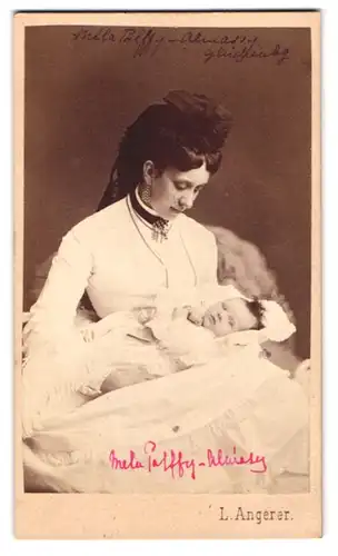 Fotografie L. Angerer, Wien, Portrait Gräfin Melanie Palffy-Almasy mit ihrem Kind im Arm