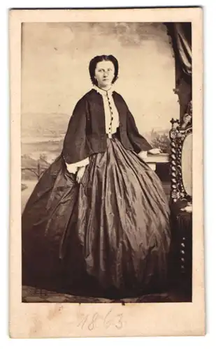 Fotografie unbekannter Fotograf und Ort, Portrait Marie von Ilten im weiten Reifrockkleid, 1863