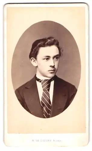 Fotografie H. le Lieure, Roma, Portrait junger Comte de Olivers im Anzug mit Krawatte