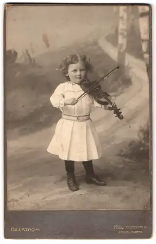 Fotografie Billström, Kiel, Portrait niedliches kleines Mädchen spielt die Geige / Violine im Atelier