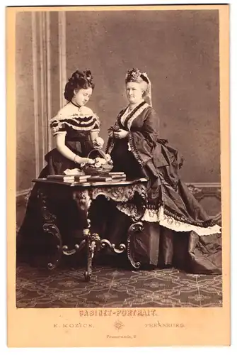 Fotografie E. Kozics, Pressburg, Portrait Gräfin Pauline Zichy mit ihrer Tochter Stefanie im schulterfreien Kleid
