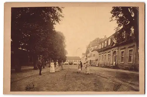 Fotografie unbekannter Fotograf, Ansicht Bad Rehburg, Strassenpartie im Ort mit Blick auf Walsens Hotel, 1920
