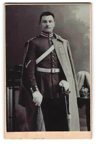 Fotografie Bruno Grupe, Berlin, Portrait preussischer Soldat in Garde Uniform mit Pickelhaube Rosshaarbusch