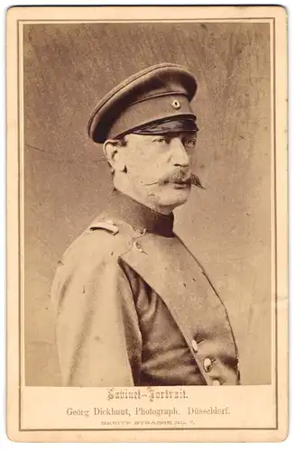 Fotografie Georg Dickhaut, Düsseldorf, Chevauleger in Uniform mit Moustache