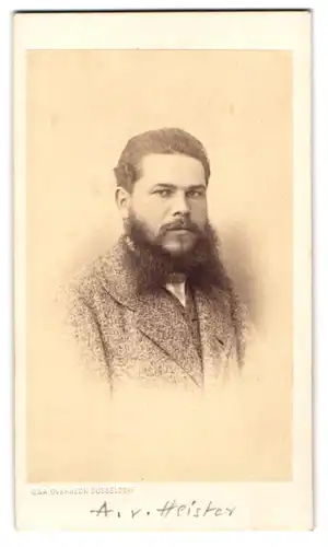 Fotografie G. & A. Overbeck, Düsseldorf, Portrait Herr Alexander von Heister im Tweed Anzug mit Vollbart
