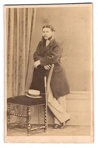 Fotografie Wilhelm Severin, Düsseldorf, Herr Alexander von Heister im Anzug mit Backenbart, Sommerhut auf dem Stuhl