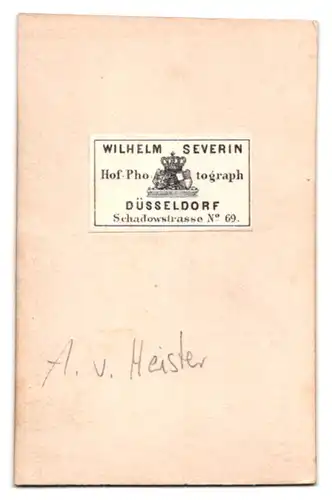 Fotografie Wilhelm Severin, Düsseldorf, Herr Alexander von Heister im Anzug mit Backenbart, Sommerhut auf dem Stuhl