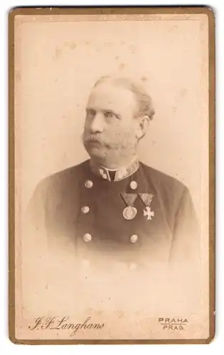 Fotografie J. F. Langhans, Prag, Portrait K.u.K. Soldat in Uniform mit Orden und Backenbart, 1887