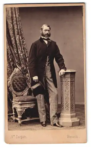 Fotografie A. Sorgato, Venezia, Portrait Graf Oscar d`Orsay im Anzug mit Zylinder udnd Backenbart