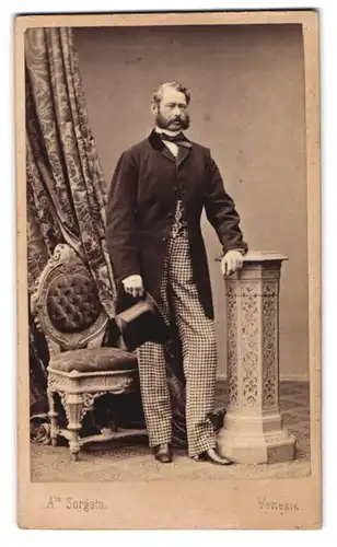 Fotografie A. Sorgato, Venezia, Portrait Graf Oscar d`Orsay im karierten Anzug mit Zylinder in der Hand