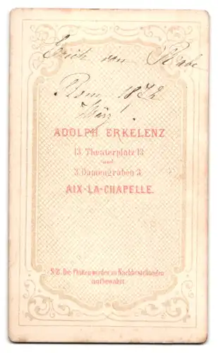 Fotografie Adolph Erkelenz, Aix-La-Chapelle, Portrait Offizier Erich von Rabe in Uniform sitzend mit Krücke, 1872