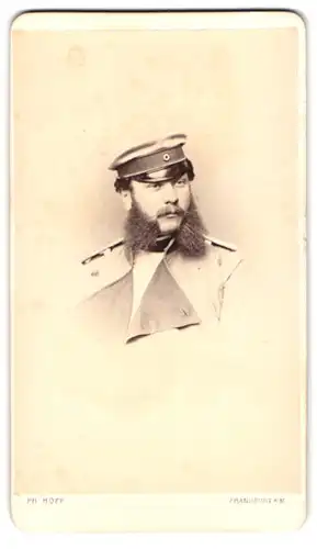 Fotografie Philipp Hoff, Frankfurt / Main, Soldat in Uniform mit Backenbart und Schirmmütze, 1869