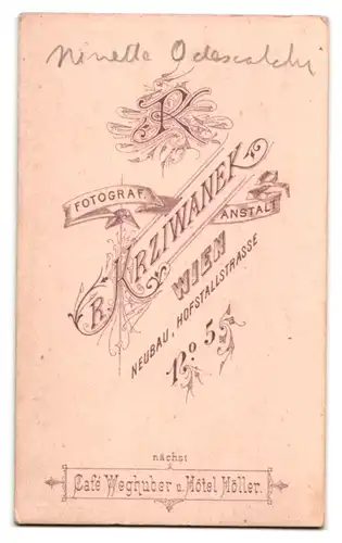 Fotografie R. Krziwanek, Wien, Portrait junge Gräfin Minette Odescalchi im Kleid mit Ohrringen