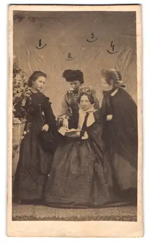 Fotografie unbekannter Fotograf und Ort, Minette Odescalchi d Orsay, Paula Zichy Odescalchi, Milli Philippe, Rozi Spee