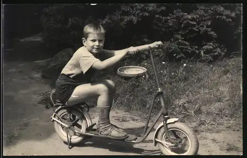 Fotografie Knabe mit Tretroller / Roller