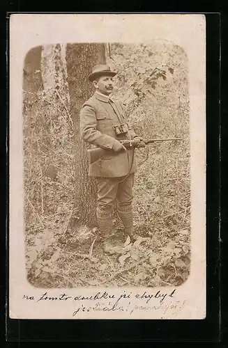 AK Jäger mit Fernglas und Gewehr im Wald