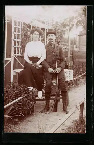 AK Jäger mit Gewehr und Frau