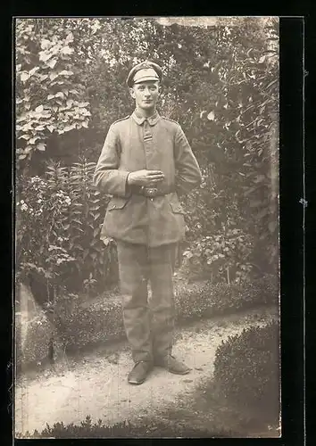 AK Deutscher Soldat in Uniform mit Eisernem Kreuz