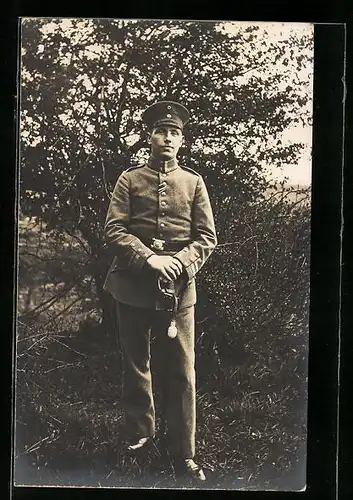 AK Deutscher Soldat in Uniform mit Säbel