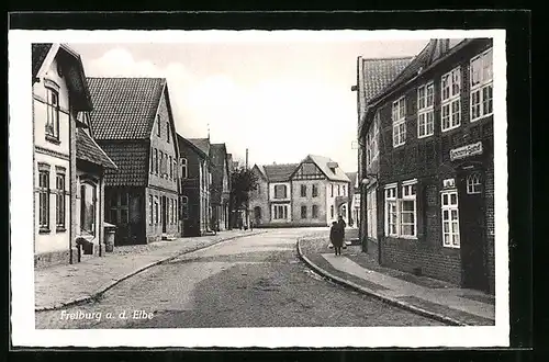 AK Freiburg a. d. Elbe, Strassenpartie mit Passanten