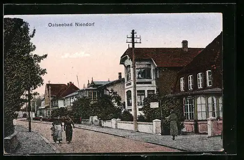 AK Niendorf, Strassenpartie mit Spaziergängern