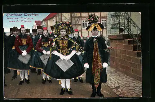 AK Schwälmer Brautpaar nach der Trauung in Tracht