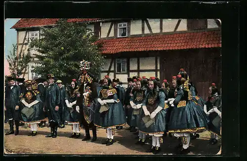 AK Das Brautpaar in Hessischer Tracht wird in die Kirche Geführt