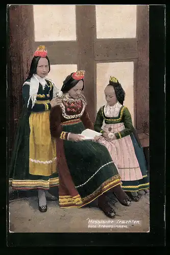 AK Gute Freundinnen in Hessischer Tracht beim gemeinsamen Lesen