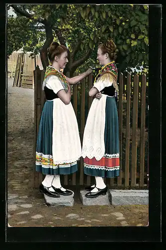 AK Hessische Mädchen in Tracht beim Zwiegespräch unter dem Lindenbaum
