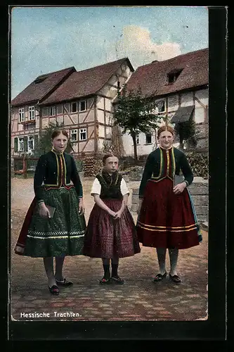 AK Hessische Mädchen in Tracht auf dem Dorfplatz