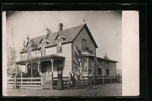 Foto-AK Fairfield, WA, Bauernfamilie vor ihrem Wohnhaus