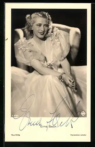 AK Opernsängerin Erna Sack sitzend im pompösen Kleid, original Autograph
